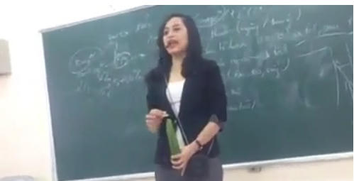 Cô giáo hướng dẫn sử dụng bao cao su thu hút sự chú ý của cộng đồng mạng. (Ảnh cắt từ clip).