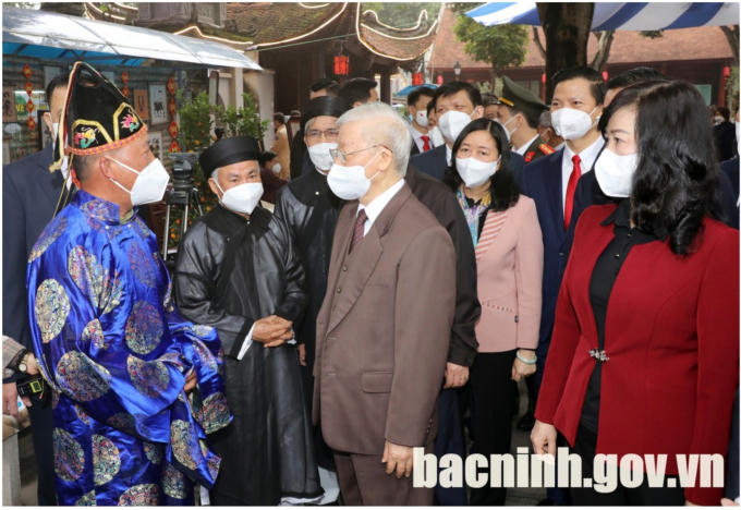 Tổng Bí thư Nguyễn Phú Trọng trò chuyện với các cụ cao niên phường Đình Bảng. (Ảnh: bacninh.gov.vn)