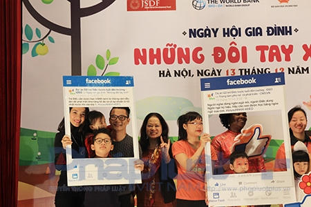 Gia đình ca sĩ Hoàng Bách trong ngày hội dành cho trẻ điếc trước tuổi đến trường. Ảnh: Loan Bảo.
