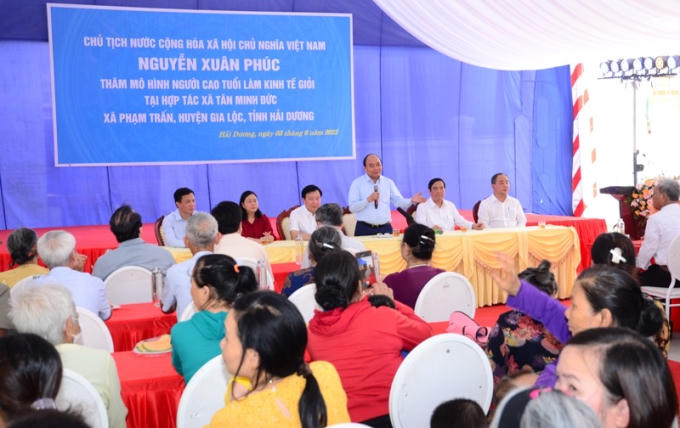 Chủ tịch nước thăm và trò chuyện với xã viên Hợp tác xã Tân Minh Đức và nông dân tại Gia Lộc.