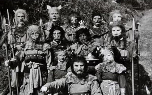 Tập thể yêu tinh chụp hình lưu niệm với nhau. Ảnh: internet.