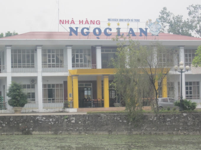 Đây là nhà khách của huyện hay nhà hàng?