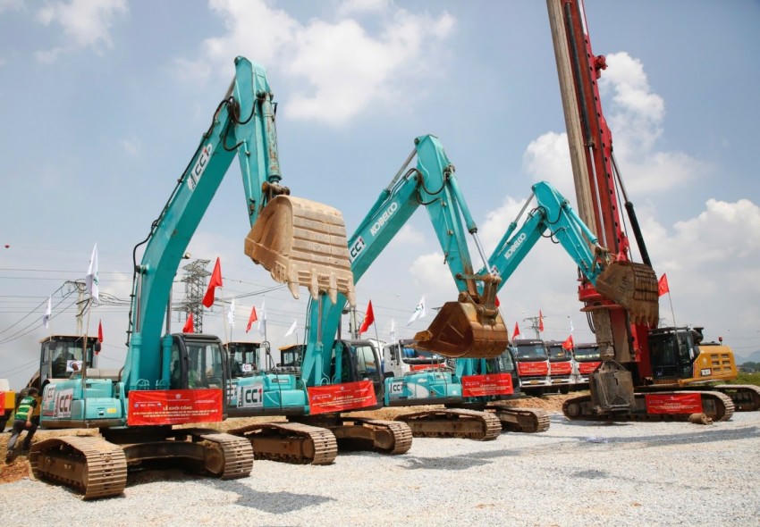 Liên danh nhà thầu huy động nhân lực, máy móc sẵn sàng triển khai dự án.