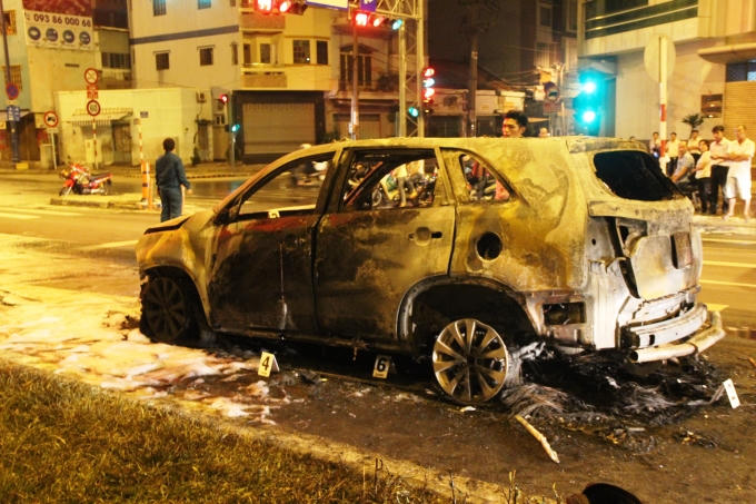 Chiếc xe cháy trơ khung sau khi bỏ chạy được 4km