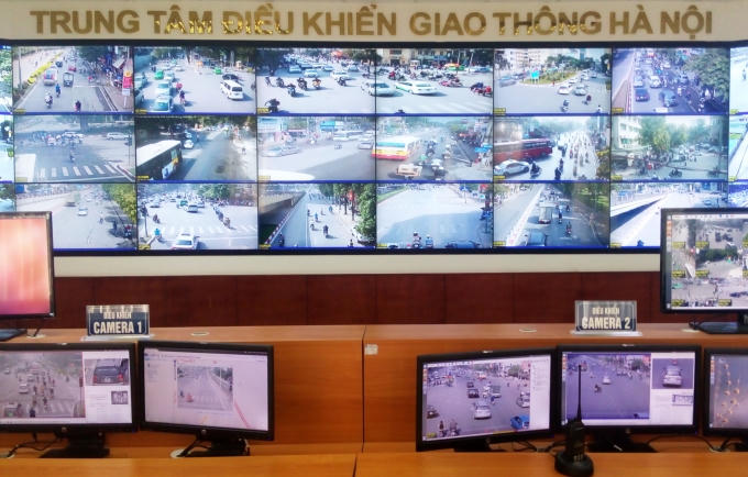 CSGT xử phạt thông qua bộ đàm từ Trung tâm điều khiển giao thông. Ảnh: Đức Biên