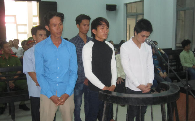 Bị cáo Phi, Hiếu, Lắm, Lâm, Hoàng, Tuyến trước vành móng ngựa. (Ảnh: báo Trí thức trẻ)