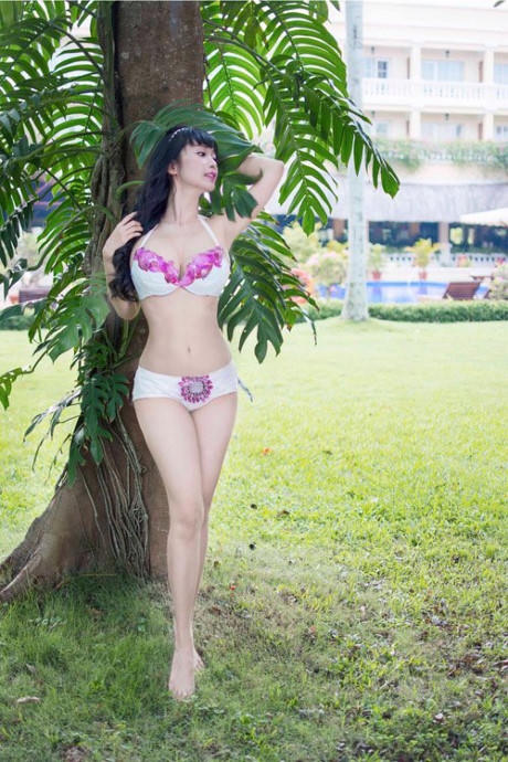L&ecirc; Kiều Như mặc bikini tự thiết kế từ t&uacute;i đựng r&aacute;c