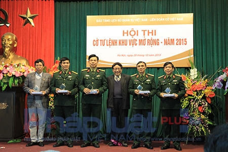 Hình ảnh Đai tá, nhà văn Nguyễn Quý Hải (ở giữa) cùng các đơn vị tổ chức. Ảnh: Loan Bảo.