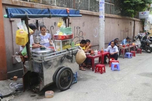 Các quán thức ăn đường phố luôn tiềm ẩn nguy cơ mất an toàn vệ sinh thực phẩm.