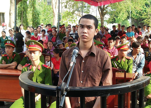 Bị cáo trước vành móng ngựa. (Ảnh: báo Dân trí)