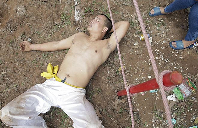 Một cầu thủ thấm mệt do việc tranh cầu rất tốn sức lực, đòi hỏi sự dẻo dai.