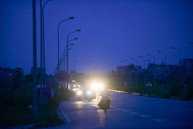 Đèn đường không được bật sáng, khi trời tối, các phương tiện lưu thông qua đây chủ yếu bằng ánh sáng đèn xe.