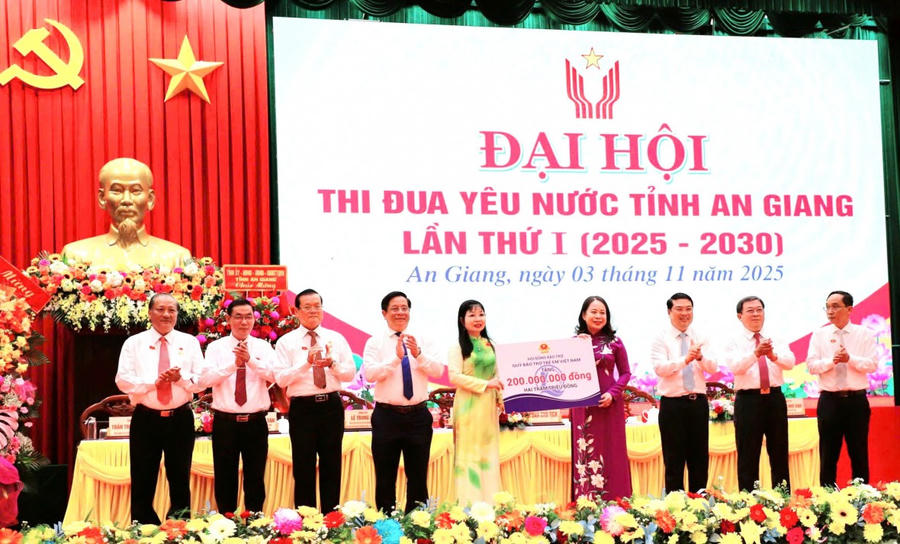 Bà Võ Thị Ánh Xuân, Phó Chủ tịch nước trao tặng số tiền 200 triệu đồng cho trẻ em có hoàn cảnh đặc biệt khó khăn trên địa bàn tỉnh An Giang.
