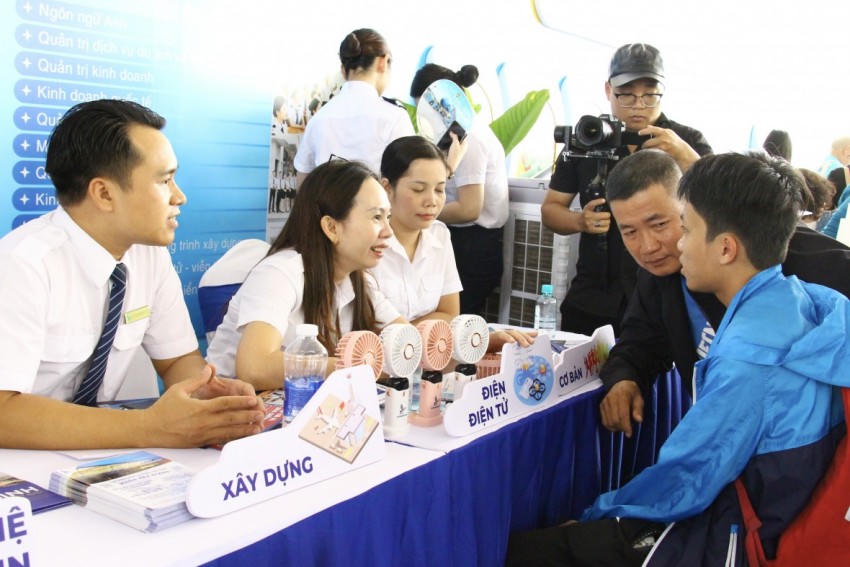 Ngày hội việc làm thu hút nhiều ứng viên tham gia.