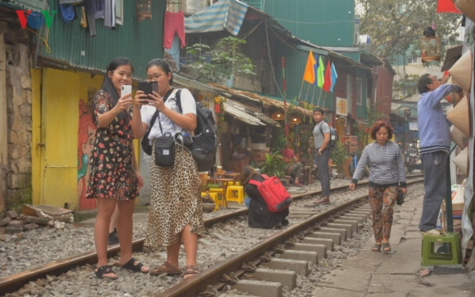 Du khách nước ngoài tới đây thường rất thích thú chụp cho nhau những tấm hình "sống ảo".