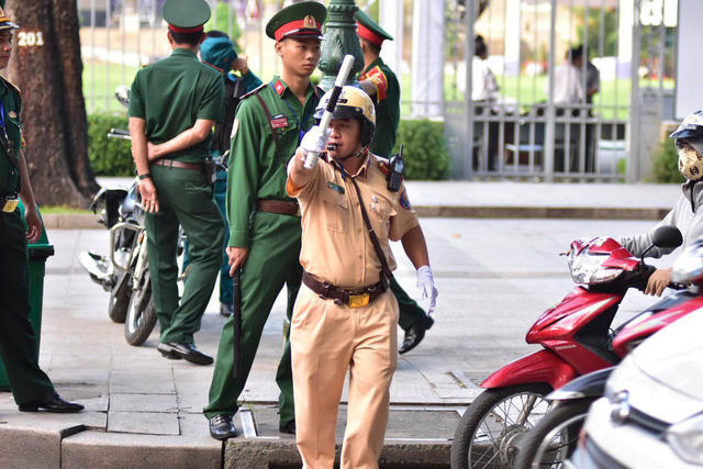 Lực lượng chức năng phân luồng giao thông quanh khu vực Hội trường Thống Nhất - TPHCM (Ảnh: Phạm Nguyễn)