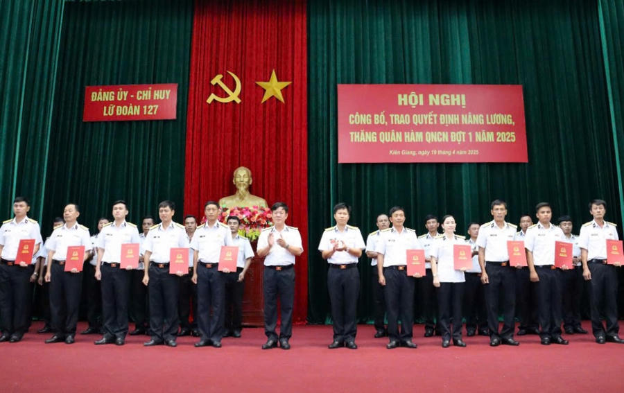 Chỉ huy Lữ đoàn 127 trao quyết định nâng lương, thăng quân hàm cho quân nhân chuyên nghiệp
