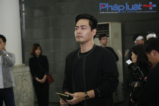 MC Phan Anh lặng nhìn di ảnh rocker làng nhạc Việt.