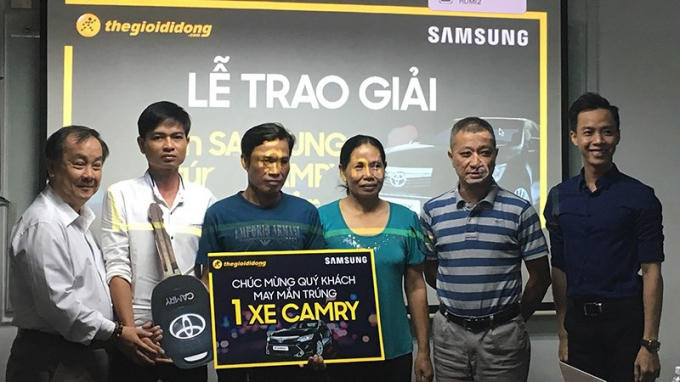 Anh Tâm vui mừng nhận giải thưởng.