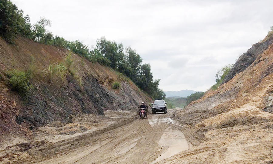 Đường ĐT.294B qua các xã Tam Tiến, Xuân Lương, Quang Trung (từ Km10 - Km42) bị sạt lở ta luy dương nghiêm trọng do mưa lũ.