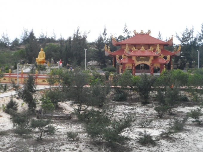 Đây là khu lăng mộ thờ ông Võ Phước Dung (SN 1937, mất 2007), thân sinh của ông Sỹ. Lăng mộ được xây dựng năm 2011, mang phong cách kiến trúc Á Đông, vật liệu xây dựng chủ yếu là xi măng, cốt thép...
