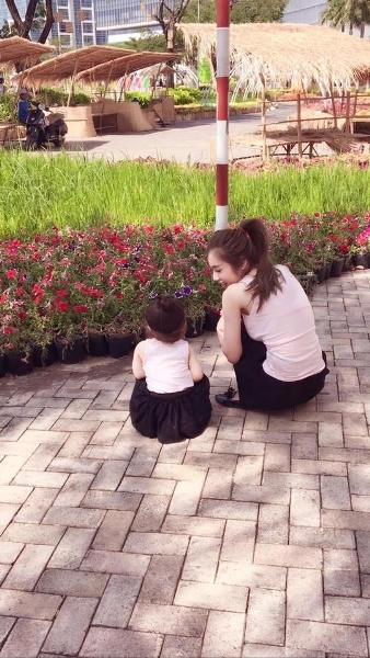 Những bức ảnh ghi lại khoảnh khắc đáng yêu của 2 mẹ con nhận được nhiều sự quan tâm của cộng đồng mạng. Ảnh: facebook.