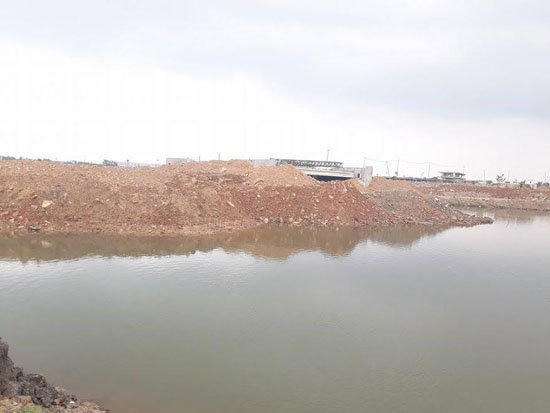 Công trình thi công dang dở khiến nhiều khu dân cư phải sống chung với ao tù nước đọng.