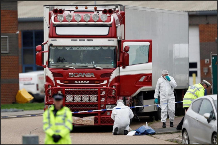 Cảnh sát tại hiện trường phát hiện 39 thi thể trong container ở Anh - Ảnh: REUTERS (Theo báo Tuổi trẻ).
