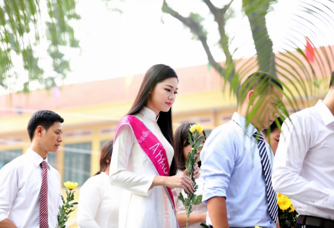 Á hậu 1 Ngô Thanh Thanh Tú rạng ngời ngày về trường cũ