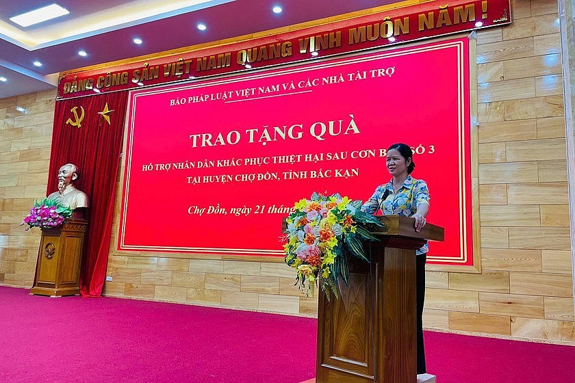 Bà Ma Thị Na – Phó Bí thư thường trực, Chủ tịch HĐND huyện Chợ Đồn cám ơn Báo pháp luật Việt Nam, các nhà hảo tâm, đồng bào cả nước đã chia sẻ khó khăn với bà con Chợ Đồn. (Ảnh Quốc Anh)