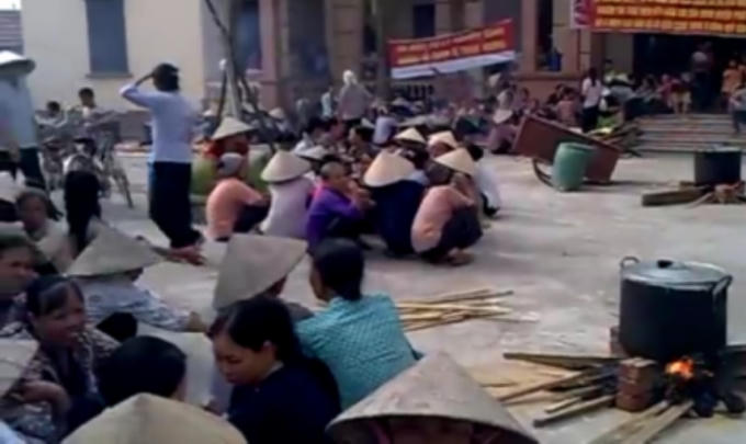 Người dân tập trung nấu cháo ở sân UBND xã. (Ảnh: Clip)