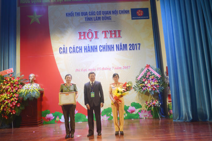 Ông Trần Hữu Thọ - Cục trưởng Cục THADS tỉnh, trưởng Ban tổ chức hội thi trao giải nhất cho đội Công an tỉnh Lâm Đồng.