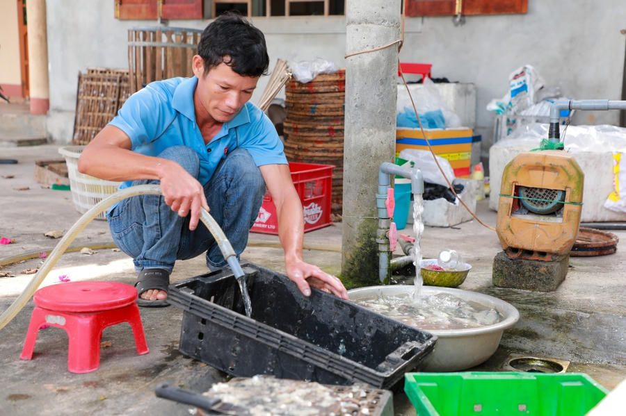 Bà con phấn khởi khi có nước sạch sử dụng cho cuộc sống sinh hoạt hàng ngày.