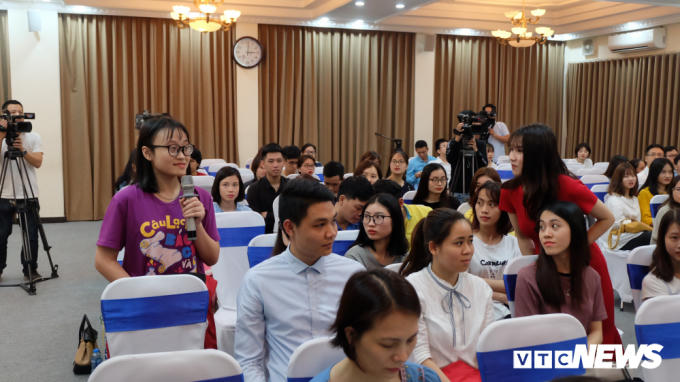 Rất đông bạn trẻ đã tham gia buổi họp báo ra mắt bộ sách với mong muốn tìm ra phương pháp cải thiện tiếng Anh, hỗ trợ cho việc phát triển con đường sự nghiệp trong tương lai.