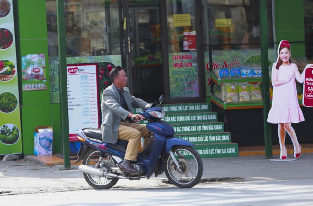 Hơn 12h trưa tại trước một nhà hàng trên phố Lê Trọng Tấn (Hà Nội), người đàn ông mặt đỏ