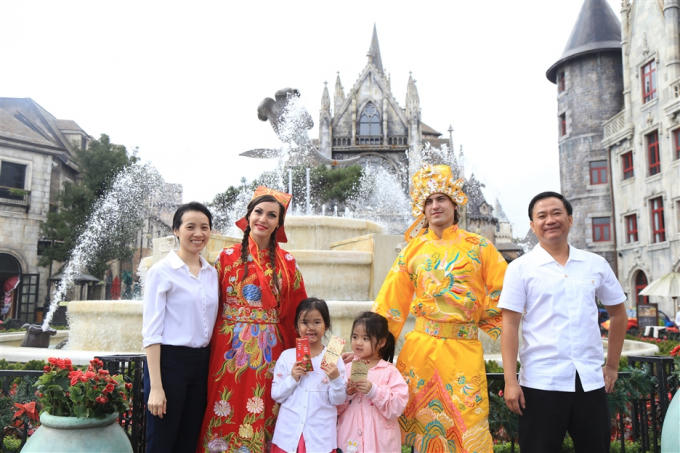 Mùa xuân Bà Nà càng ấn tượng hơn với sự góp mặt của ông Tài, bà Lộc. Du khách hào hứng chụp ảnh “check in” cùng ông Tài bà Lộc để mong về một năm mới đủ đầy, ấm no. Đặc biệt, các em nhỏ vô cùng thích thú khi được nhận những phong bào lì xì may mắn.