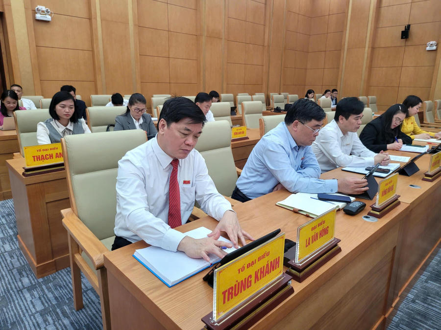Đại biểu HĐND tỉnh biểu quyết thông qua các Nghị quyết tại kỳ họp.