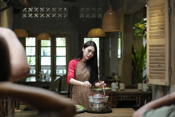 Tường Linh giới thiệu văn h&oacute;a, ẩm thực TP HCM đến bạn b&egrave; quốc tế