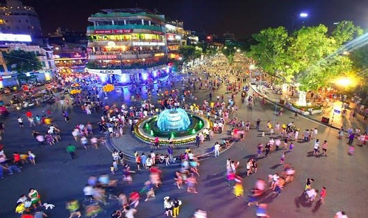 Không gian đi bộ hồ Gươm và vùng phụ cận được Hà Nội thí điểm từ 1/9/2016.