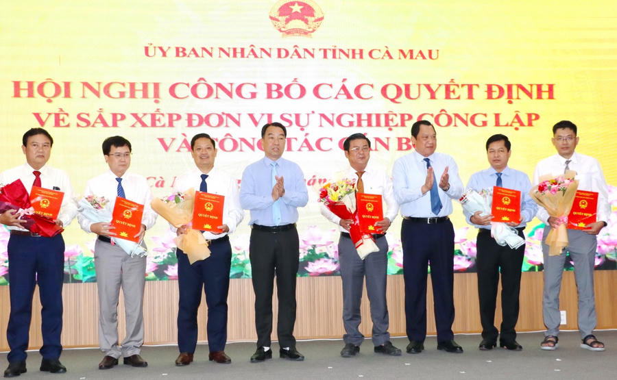 Ông Lữ Quang Ngời – Phó Bí thư Tỉnh ủy, Chủ tịch UBND tỉnh và ông Lâm Văn Bi - Ủy viên BTV Tỉnh ủy, Phó Chủ tịch Thường trực UBND tỉnh trao Quyết định và hoa bổ nhiệm chức vụ lãnh đạo cho các cá nhân.