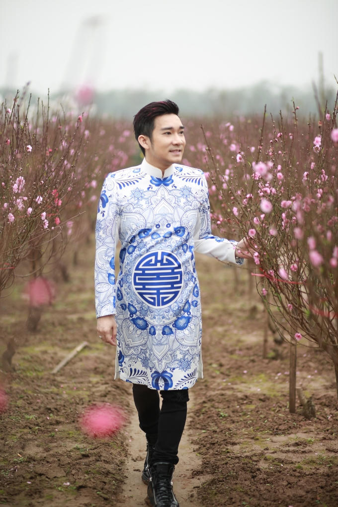 Quang Hà lạc giữa vườn đào khoe sắc thắm.