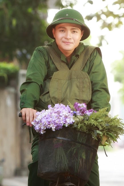 Tuấn Dương hát nhạc truyền thống cách mạng bằng tinh thần của một ngườ trẻ tuổi nên tươi sáng và nhẹ nhàng.
