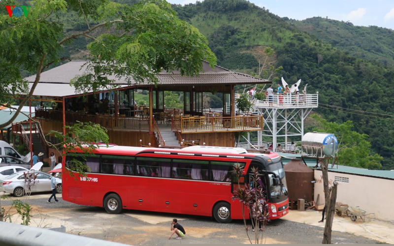 Điểm dừng chân Hoàng Yến làm bằng gỗ 2 tầng hoạt động cả năm nay.