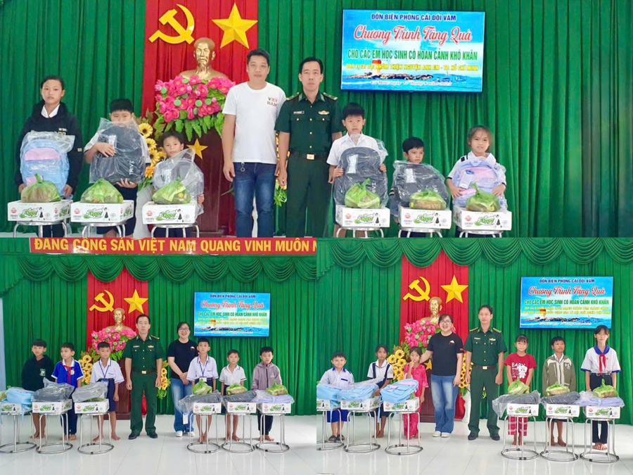 Đại diện Ban Chỉ huy Đồn Biên phòng Cái Đôi Vàm cùng nhóm thiện nguyện trao quà cho học sinh có hoàn cảnh khó khăn.