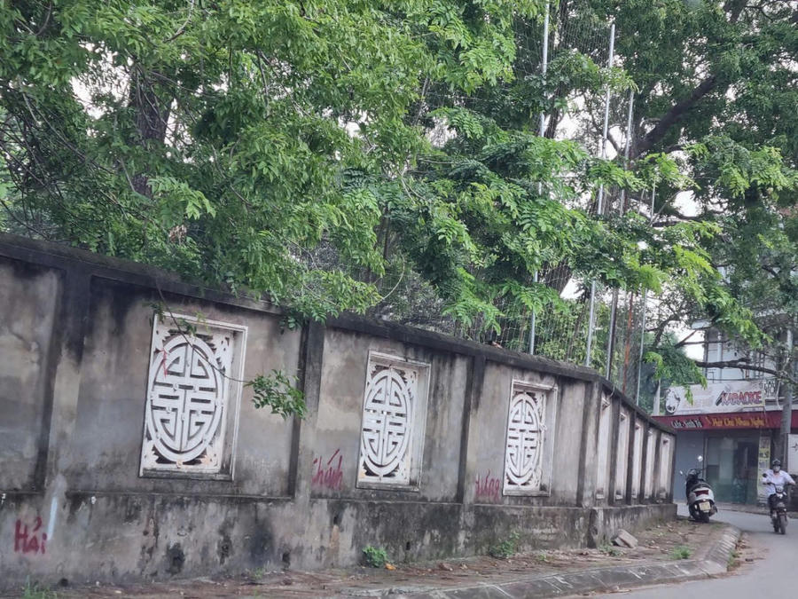 Mặc dù lễ hội xã Tiên Lục đã trôi qua hơn 1 tháng nay nhưng xung quanh bờ tường của chùa Phúc Quang cũng như vỉa hè chạy qua UBND xã Tiên Lục vẫn còn các ô được kẻ sơn màu đỏ kèm tên của các hộ dân được thuê.
Mặc dù lễ hội xã Tiên Lục đã trôi qua hơn 1 tháng nay nhưng xung quanh bờ tường của chùa Phúc Quang cũng như vỉa hè chạy qua UBND xã Tiên Lục vẫn còn các ô được kẻ sơn màu đỏ kèm tên của các hộ dân được thuê.