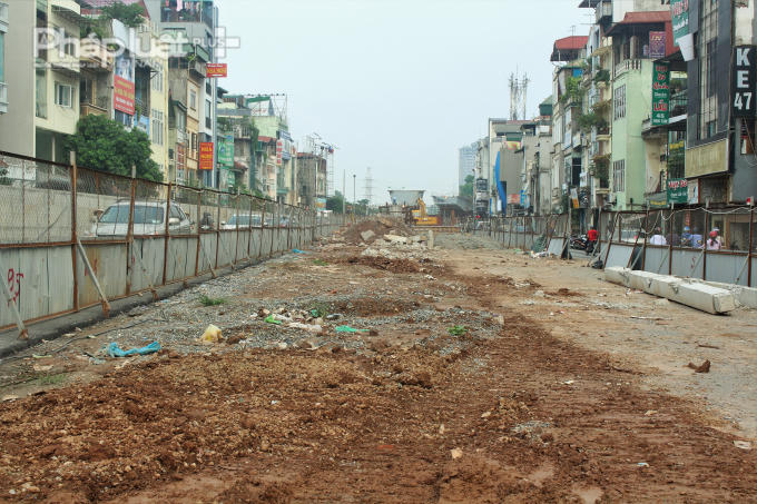 Tuy nhiên không hiếm các khu vực vẫn đang chỉ là bãi đất trống, chưa có người thi công