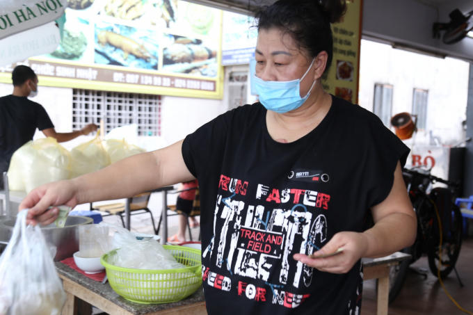 Bà chủ quán phở trên đường Văn Cao (phường Liễu Giai, Ba Đình, Hà Nội) không giấu khỏi niềm vui khi Hà Nội được mở bán hàng mang về.