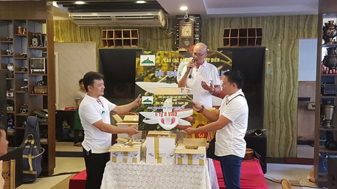 Sáng 25-9, CLB Hoa lan đột biến sông Hàn, TP Đà Nẵng tổ chức buổi tiếp nhận lan Giã hạc năm cánh trắng độc đáo từ thị xã La Gi, Bình Thuận với giá lên đến 6,8 tỉ đồng.