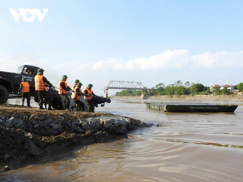 Cán bộ, chiến sỹ đang tổ chức hạ thủy các đốt cầu phao (Ảnh: VOV)