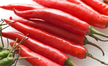 Ớt đỏ: Trong ớt đỏ có thành phần capsaicin (chất gây cay, nóng) khiến cho bạn có cảm giác thú vị khi ăn, tuy nhiên, ăn quá nhiều cơ thể bạn sẽ không chịu nổi, tê liệt vị giác và có thể nguy hiểm đến tính mạng nữa.